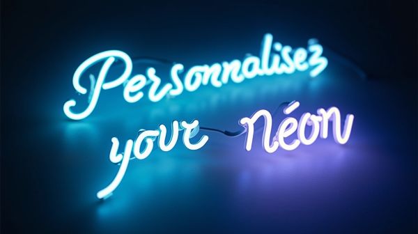 Personnalisez votre néon texte pour un message lumineux unique